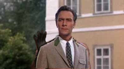Kapten von Trapp med kläder på